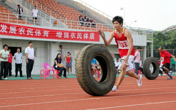 2011年11月14日 在中国南方海南省海口市举行的第一届海南农民运动会上 中国农民参加了轮胎抢购比赛 — 图库照片