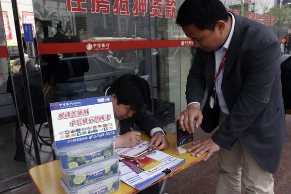 File Homem Chinês Preenche Formulário Para Solicitar Cartão Crédito Estande — Fotografia de Stock