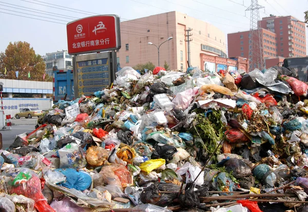 Utsikt Över Gatan Fylld Med Sopor Nanjing East Chinas Jiangsu — Stockfoto