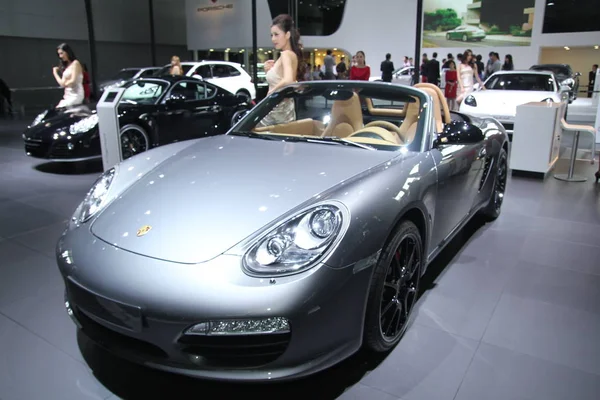 Modelo Posa Por Carro Porsche Durante 9Th China Guangzhou International — Fotografia de Stock