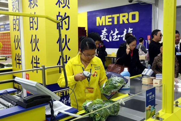 Kinesisk Anställd Skannar Bar Koder Grönsaker Den Första Metro Store — Stockfoto