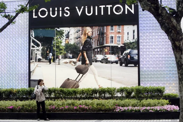 Eine Chinesische Frau Spaziert Louis Vuitton Flagship Store Lippo Plaza — Stockfoto