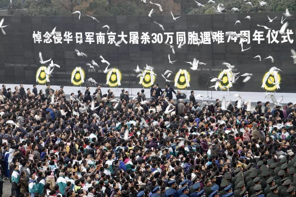 Gente Asiste Una Ceremonia Que Marca Aniversario Masacre Nanjing Museo — Foto de Stock