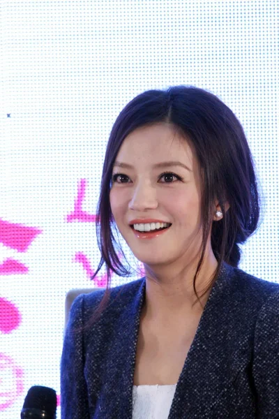 2011年12月12日 中国女星赵薇 在中国北京为她的新片 举行的新闻发布会上微笑 — 图库照片