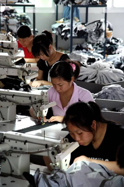 Trabajadores Fábricas Chinas Fabrican Ropa Fábrica Prendas Vestir Jinjiang Dasen — Foto de Stock