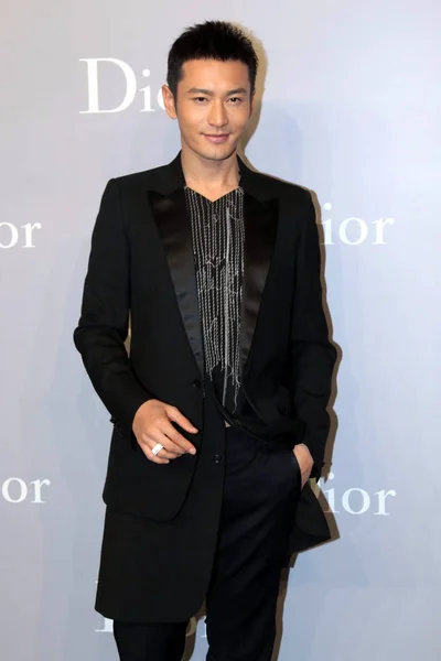 Chinese Zanger Acteur Huang Xiaoming Vormt Bij Openingsceremonie Van Dior — Stockfoto