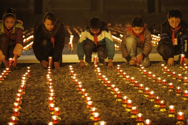 Jóvenes Estudiantes Chinos Encienden Velas Durante Una Ceremonia Que Marca —  Fotos de Stock