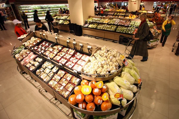 Müşteriler Şangay Lotus Supermarket Ilk Premier Mağazada Alışveriş Çin Ocak — Stok fotoğraf