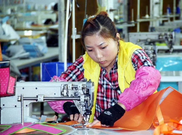 Worker Making Woven Bags Factory Shenyang Northeast Chinas Liaoning Province — Stock Photo, Image