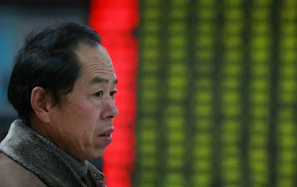 Китайський Інвестора Дивиться Ціни Акцій Зелений Ціни Падають Запас Брокерський — стокове фото