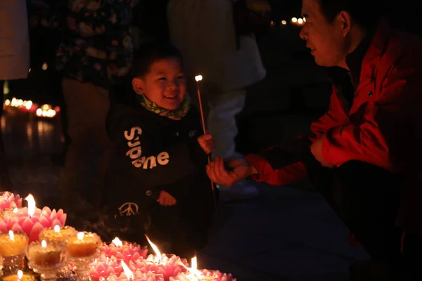 Los Adoradores Chinos Encienden Lámparas Mantequilla Durante Una Feria Linternas — Foto de Stock