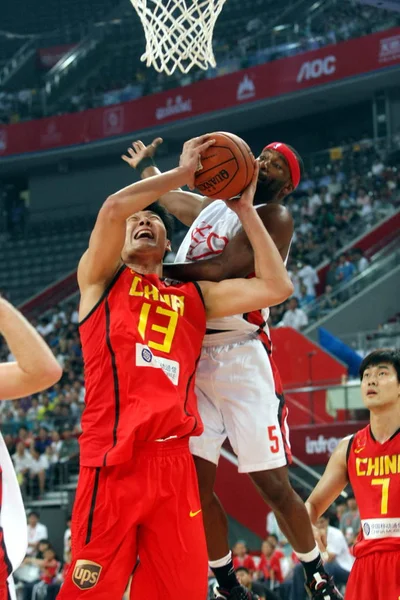 Chinas Вей Передні Намагається Забити Баскетбольний Матч Між Китайської Національної — стокове фото