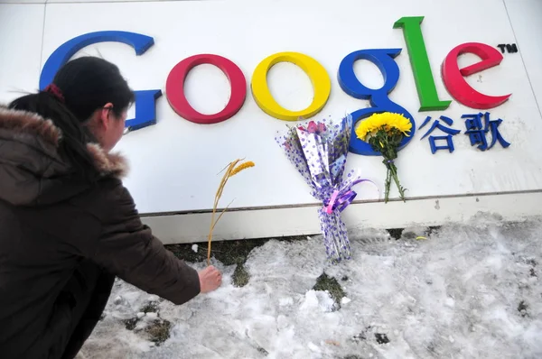 Молодая Китаянка Возложила Цветы Логотип Google Перед Штаб Квартирой Google — стоковое фото