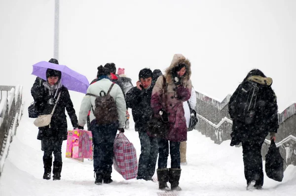 Des Résidents Chinois Marchent Sur Une Passerelle Enneigée Dans Une — Photo