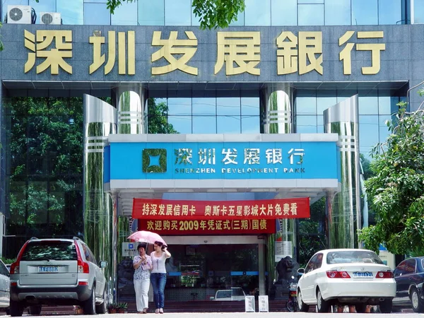 Китайські Жителі Ходять Повз Філія Шеньчжень Розвитку Банку Haikou City — стокове фото