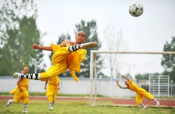 Jovens Monges Chineses Templo Shaolin Tagou Wushu School Praticam Habilidades — Fotografia de Stock