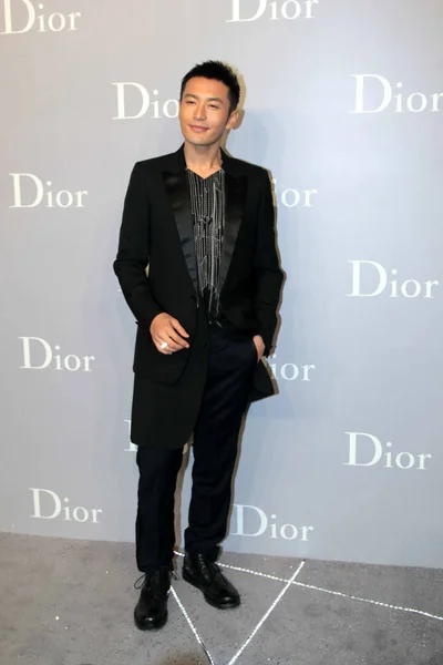 องและน กแสดงชาวจ Huang Xiaoming โพสในพ านธง Dior Shin Kong Place — ภาพถ่ายสต็อก