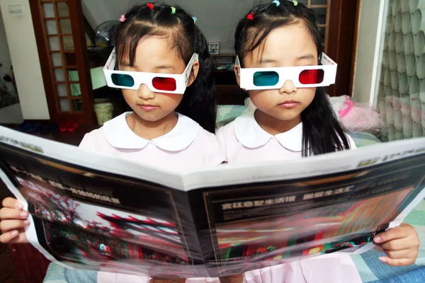 Par Gemelas Chinas Con Gafas Especiales Leyeron Periódico Casa Ciudad —  Fotos de Stock