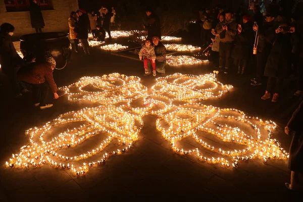 Los Adoradores Chinos Encienden Lámparas Mantequilla Durante Una Feria Linternas — Foto de Stock