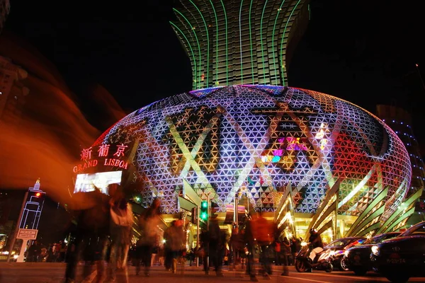 Visitantes Caminham Direção Grand Lisboa Casino Macau China Dezembro 2009 — Fotografia de Stock