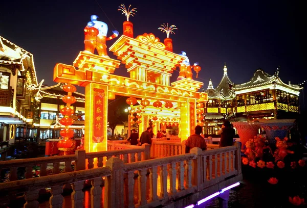 Tourists Local Residents Walk Lanterns Shapes China Pavilion Expo 2010 — Stock Photo, Image