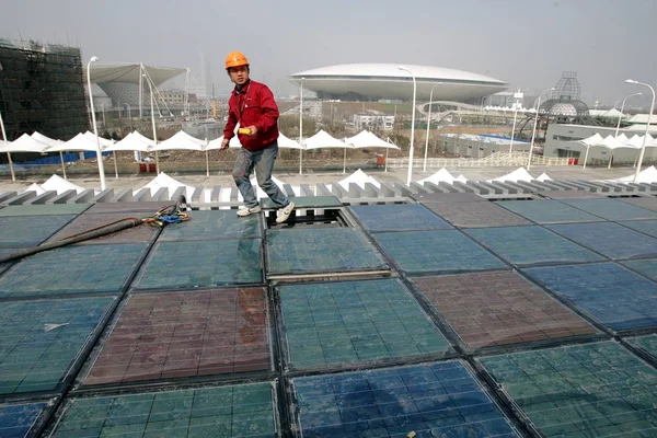 Trabajador Chino Instala Paneles Solares Azotea Del Pabellón China Sitio — Foto de Stock
