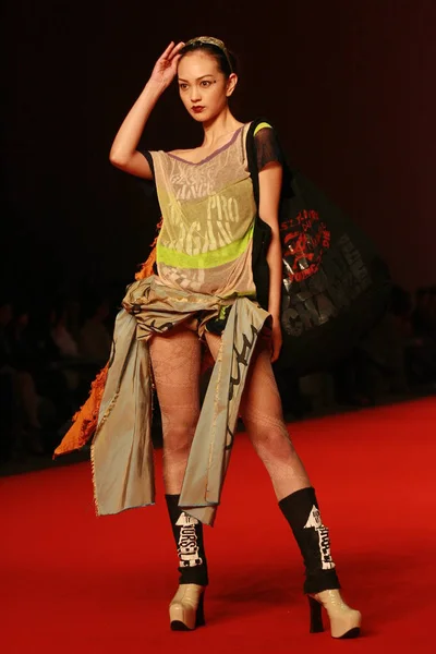 Modell Parader Skapelse Brittiska Modedesignern Vivienne Westwood Den Hong Kong — Stockfoto