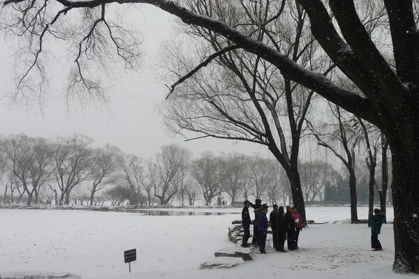 Туристы Посещают Летний Дворец Покрытый Снегом Время Снегопада Пекине Китай — стоковое фото