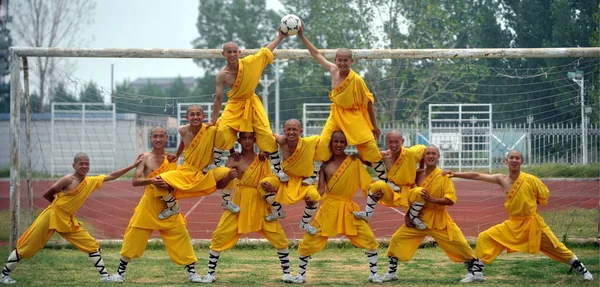 Des Jeunes Moines Chinois École Shaolin Temple Tagou Wushu Pratiquent — Photo