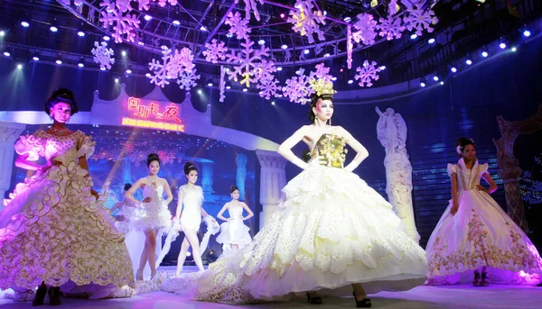 2011年12月18日 在中国东部山东省德州市举行的奥斯卡时装晚会时装秀上 模特游行展示新的婚纱 — 图库照片