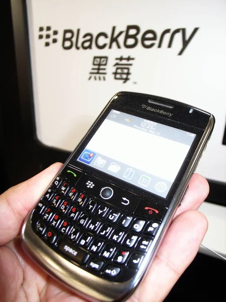 Chinese Customer Tries Blackberry Smartphone Blackberry Experience Center Beijing China — Stock Photo, Image