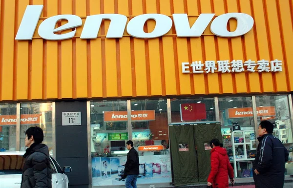 Lokalbefolkningen Går Förbi Lenovo Butik Peking Kina Januari 2010 — Stockfoto