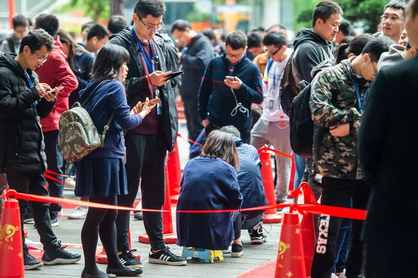 Funcionários Gigantesca Tencent Chinesa Fila Para Obter Hongbao Envelopes Vermelhos — Fotografia de Stock