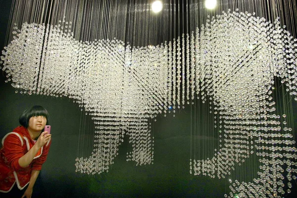 Eine Junge Frau Fotografiert Eine Tigerförmige Dekoration Aus Kristallkugeln Einem — Stockfoto