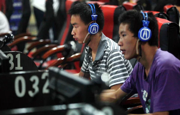 Молодые Китайские Пользователи Сети Играют Онлайн Игры Пользуются Интернетом Интернет — стоковое фото