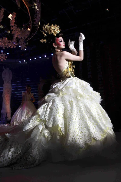 Modelo Desfila Para Mostrar Nuevo Vestido Novia Durante Desfile Moda —  Fotos de Stock