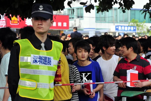 File Guardia Sicurezza Cinese Trova Accanto Folle Persone Cerca Lavoro — Foto Stock