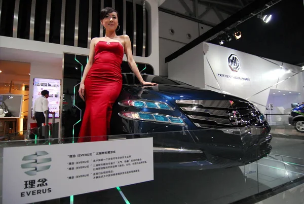 Chinese Model Poses Honda Everus Auto Show Qingdao East Chinas — Stock Photo, Image