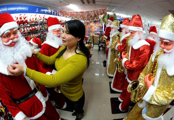 Customer Chooses Christmas Decorations Wholesale Market Yiwu East Chinas Zhejiang — Stock Photo, Image