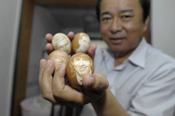 Китайский Художник Ван Хуапин Показывает Яйца Портретами Известных Футболистов Дома — стоковое фото