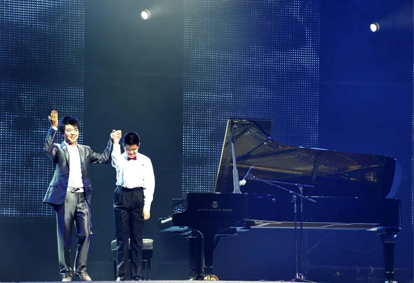 中国ピアニスト 左と盲目の若い中国人ピアニスト敬礼観客博覧会喜び星公益まつり演奏終了後上海 万博公園で万博文化センターで 2010 年の世界博覧会を推進 — ストック写真