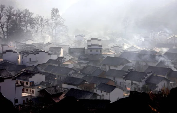 Vista Casas Residenciales Medio Niebla Mañana Shicheng Condado Wuyuan Ciudad —  Fotos de Stock