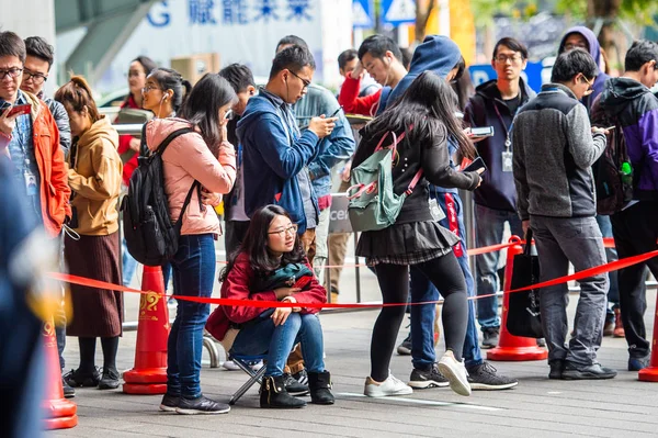 Employees Chinese Internet Giant Tencent Queue Get Hongbao Red Envelopes — Stock Photo, Image