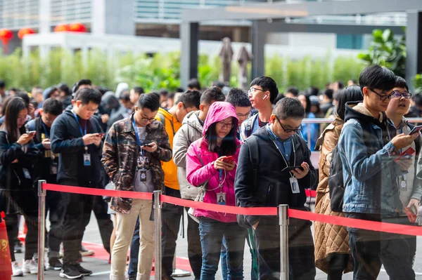 Employees Chinese Internet Giant Tencent Queue Get Hongbao Red Envelopes — Stock Photo, Image