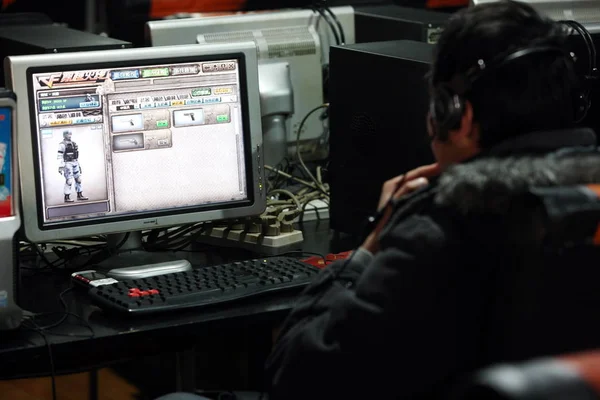 2010년 12일 안후이성 화이베이시의 인터넷 카페에서 인터넷 사용자가 온라인 게임을 — 스톡 사진