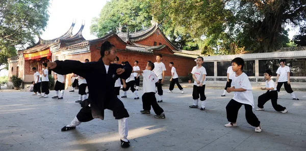 Young Boys Practise Wudang Martial Arts Zhen Temple Quanzhou Southeast — Stockfoto