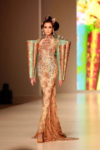 Parady Modelu Aby Pokazać Tworzenie Przez Chiński Moda Desinger Guo — Zdjęcie stockowe