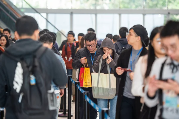 Empleados Del Gigante Chino Internet Tencent Hacen Cola Para Conseguir —  Fotos de Stock