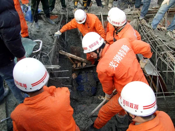 Chinese Rescuers Try Retrieve Worker Buried Debris Collapsed Scaffolds Construction — Stock Photo, Image