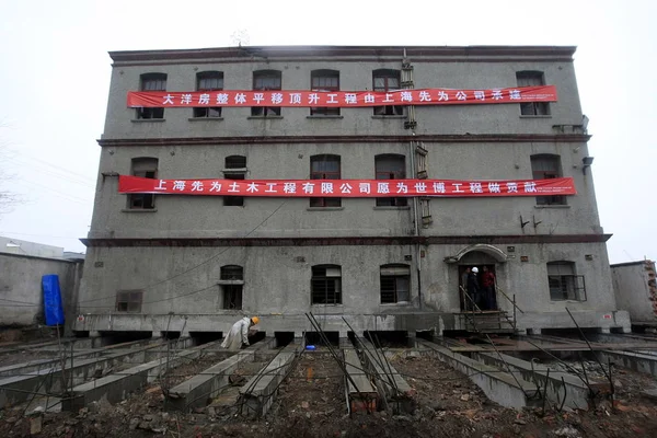 Chinesische Arbeiter Bereiten Den Umzug Einer 104 Jahre Alten Villa — Stockfoto